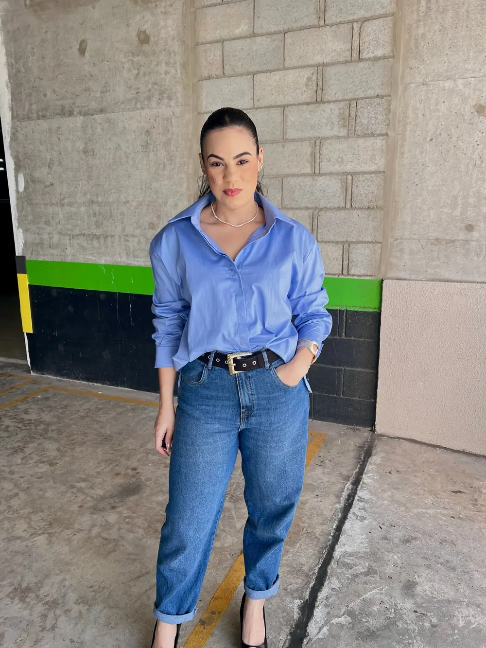 Modelo de camisa azul celeste e calça jeans
