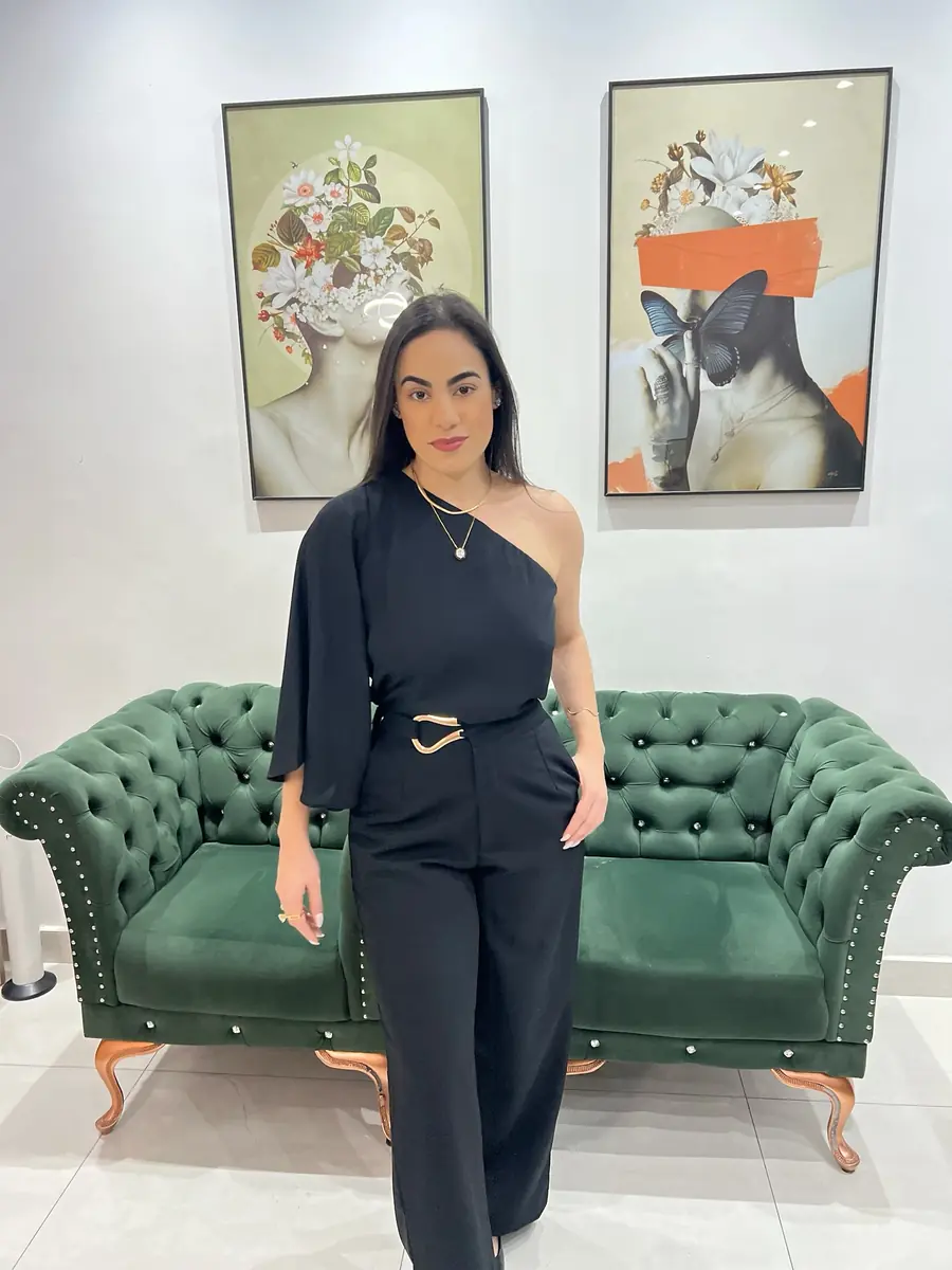 Mesmo look preto visto de corpo inteiro